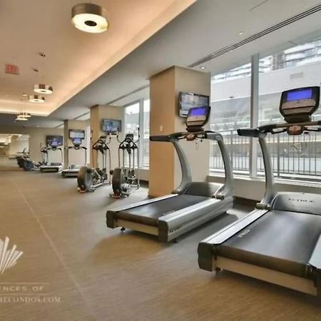 2-Bdrm And 1 Den 3 Bed Condo With 2 Bath - Walking Distance To Scotiabank Arena, Cn Tower, Union Station, Ripleys With Free Parking 토론토 외부 사진