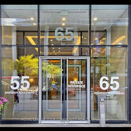 2-Bdrm And 1 Den 3 Bed Condo With 2 Bath - Walking Distance To Scotiabank Arena, Cn Tower, Union Station, Ripleys With Free Parking 토론토 외부 사진