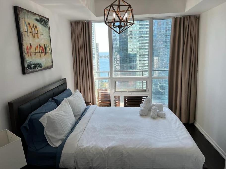 2-Bdrm And 1 Den 3 Bed Condo With 2 Bath - Walking Distance To Scotiabank Arena, Cn Tower, Union Station, Ripleys With Free Parking 토론토 외부 사진