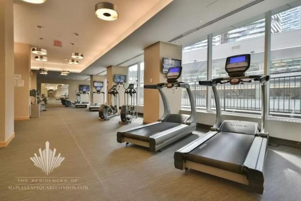 2-Bdrm And 1 Den 3 Bed Condo With 2 Bath - Walking Distance To Scotiabank Arena, Cn Tower, Union Station, Ripleys With Free Parking 토론토 외부 사진