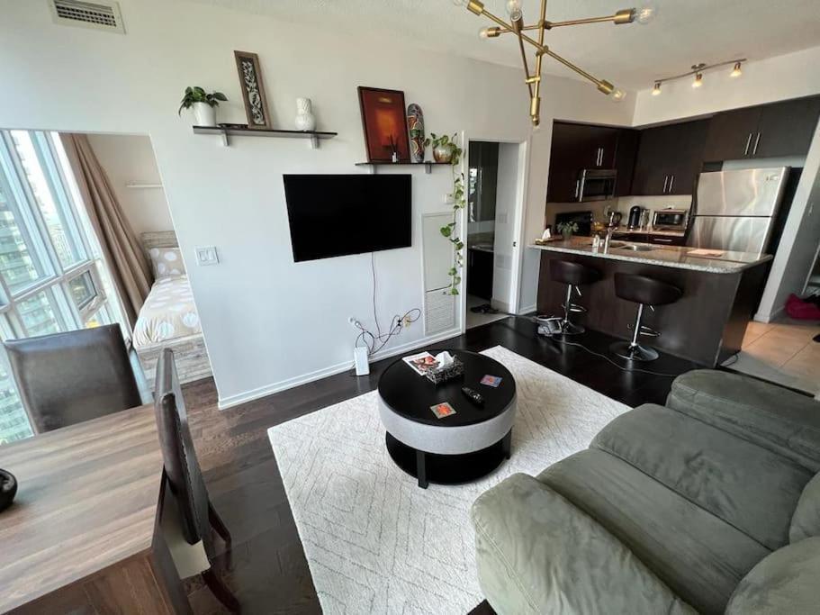 2-Bdrm And 1 Den 3 Bed Condo With 2 Bath - Walking Distance To Scotiabank Arena, Cn Tower, Union Station, Ripleys With Free Parking 토론토 외부 사진