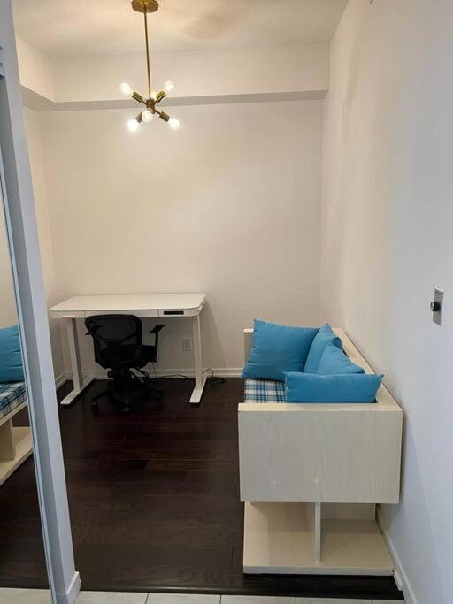2-Bdrm And 1 Den 3 Bed Condo With 2 Bath - Walking Distance To Scotiabank Arena, Cn Tower, Union Station, Ripleys With Free Parking 토론토 외부 사진
