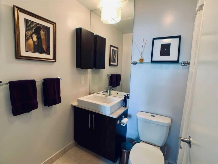 2-Bdrm And 1 Den 3 Bed Condo With 2 Bath - Walking Distance To Scotiabank Arena, Cn Tower, Union Station, Ripleys With Free Parking 토론토 외부 사진