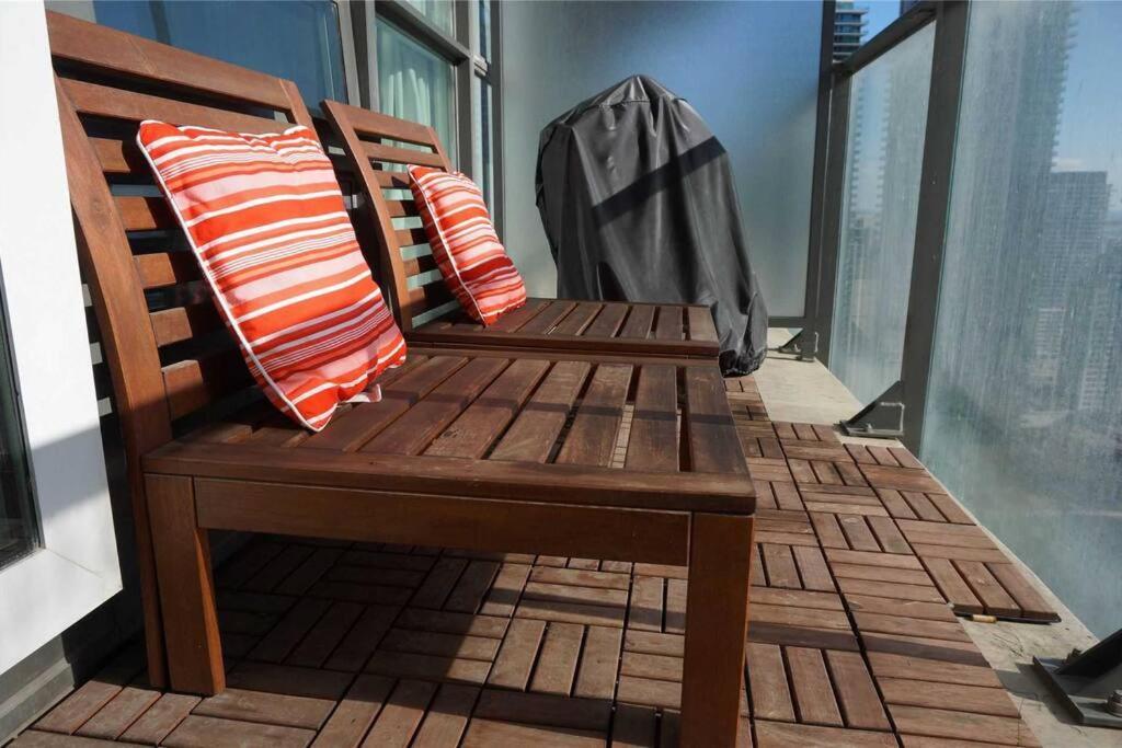 2-Bdrm And 1 Den 3 Bed Condo With 2 Bath - Walking Distance To Scotiabank Arena, Cn Tower, Union Station, Ripleys With Free Parking 토론토 외부 사진