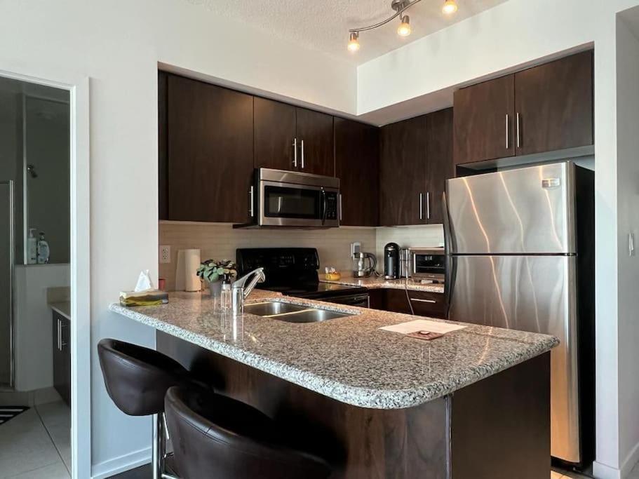 2-Bdrm And 1 Den 3 Bed Condo With 2 Bath - Walking Distance To Scotiabank Arena, Cn Tower, Union Station, Ripleys With Free Parking 토론토 외부 사진