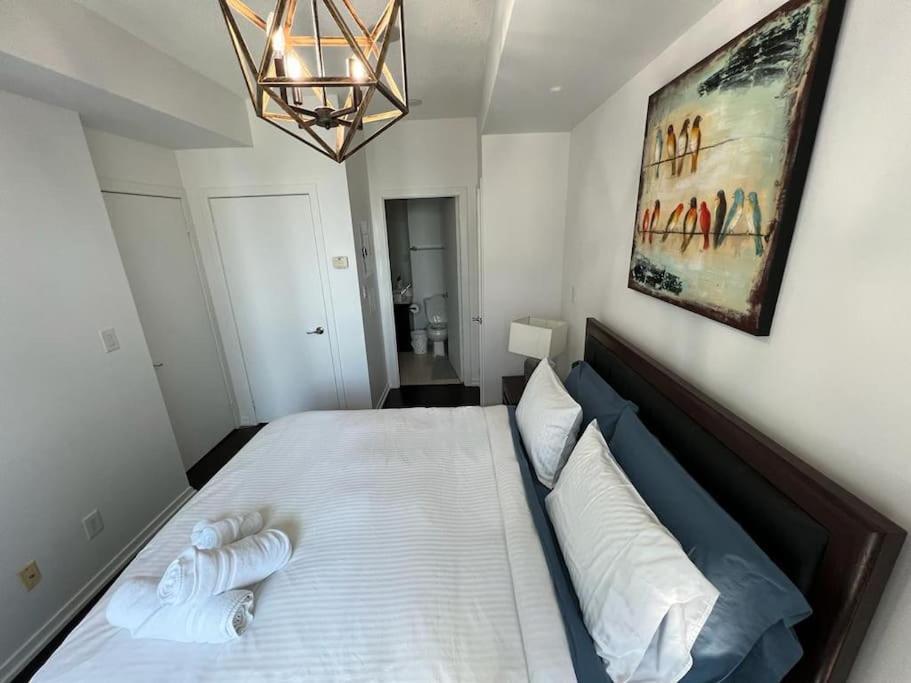 2-Bdrm And 1 Den 3 Bed Condo With 2 Bath - Walking Distance To Scotiabank Arena, Cn Tower, Union Station, Ripleys With Free Parking 토론토 외부 사진