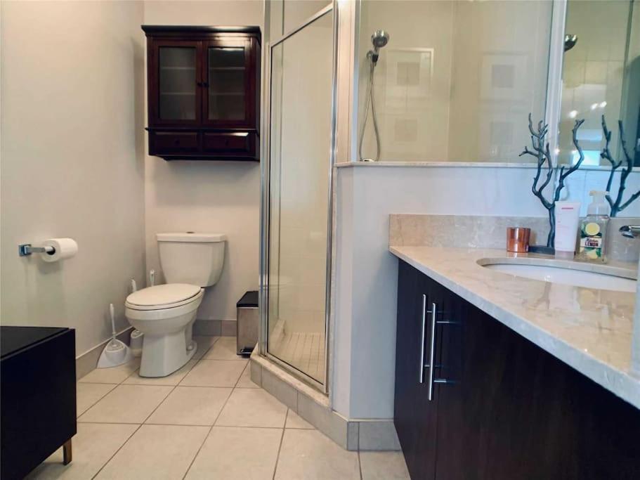 2-Bdrm And 1 Den 3 Bed Condo With 2 Bath - Walking Distance To Scotiabank Arena, Cn Tower, Union Station, Ripleys With Free Parking 토론토 외부 사진